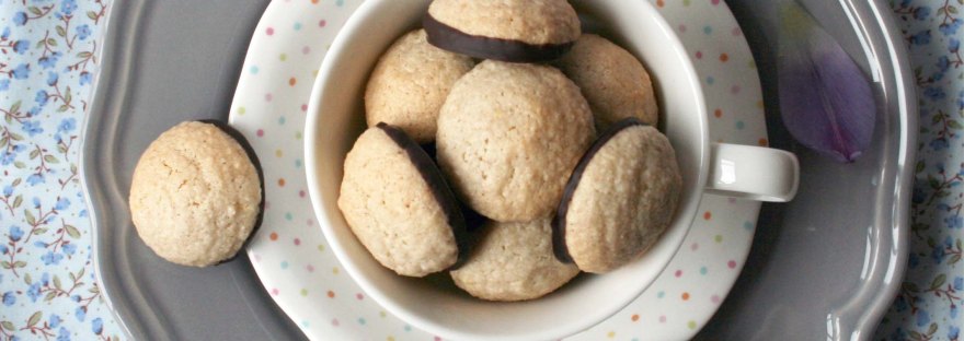 Bokkepootje Dumplings - a miniature version of the classic Dutch cookie {gluten free and dairy free} | The Pink Rose Bakery